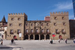 Palacio de Revillagigedo y la Colegiata de San Juan Bautista.
